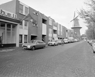 884625 Gezicht op de nieuwbouwwoningen Hopakker 154-hoger te Utrecht, met op de achtergrond de korenmolen Rijn en Zon ...